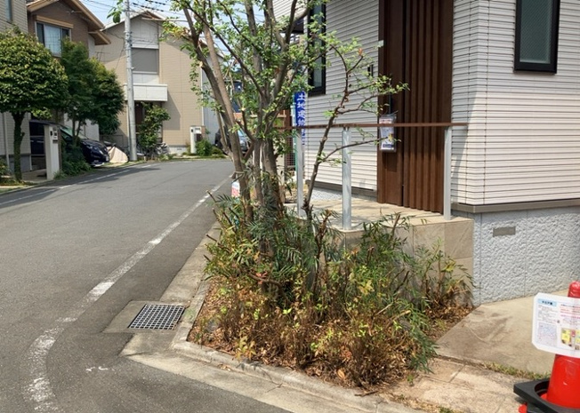 【庭】 | 庭があることでガーデニングや家庭菜園はもちろん、こどもの遊び場やペットを放して遊ぶことができます。また、家の周囲に余裕があるということです。隣地との間があれば、十分な日当たりと、風通しが確保できます。