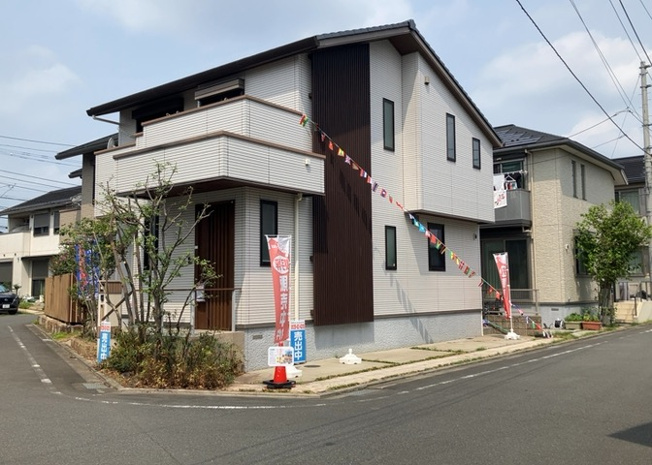 【前面道路含む現地写真】 | 住宅用の土地では前面道路に2m以上接していなければならないと法律で定められています。しかし、お持ちの車のサイズやライフスタイルなどにより、2mでは利便が悪い場合もございますので、事前に確認しましょう。