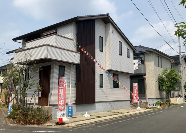 【前面道路含む現地写真】 | お持ちの車種によっては前面道路が広い方が便利でしょう。しかし、前面道路が広ければその分交通量が多くなるため、騒音などが気になる場合があります。実際に現地を見学し、周辺交通量や騒音などを確認しましょう！