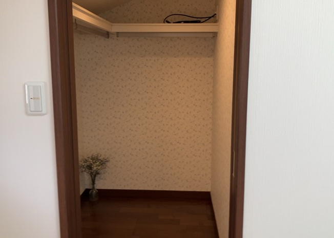 【収納】 | ウォークインクローゼットがあれば、クローゼット内でコーディネートが完成できますし、季節の変わり目に行う衣替えの手間も省けます。また、スーツケースなど大きいものもしまうことができ使い勝手がよいです。
