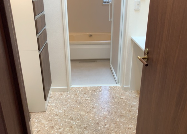 【脱衣所】 | 多くの戸建て住宅で見かける洗面脱衣所は、洗面台と洗濯機が2畳ほどのスペースに並べられていて、洗面所が脱衣所を兼ね備えている間取りが一般的です。お客様が利用することもある、パブリックな空間でもあります。
