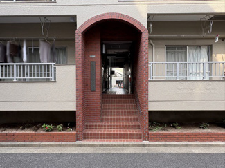 【エントランス】 | お客様を、そして住人を出迎えてくれるマンションのエントランス。ゴミが落ちていないことからも、管理状態の良さや住民の節度の高さが見て取れます。～即日のご見学可能～　お問合せはお気軽にどうぞ。