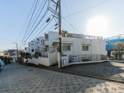 | 3階建て最上階、人気の低層マ…