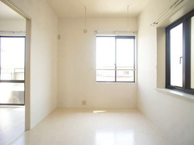 【寝室】 | フレッシュコーポイースト | お部屋がスッキリ！充実収納付きです♪