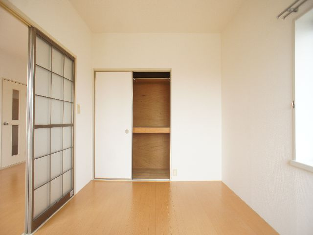 【寝室】 | フレッシュコーポイースト | お部屋がスッキリ！充実収納付きです♪