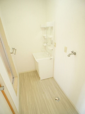 【洗面所】 | フレッシュコーポイースト | 洗面化粧台と洗濯機置き場があります♪