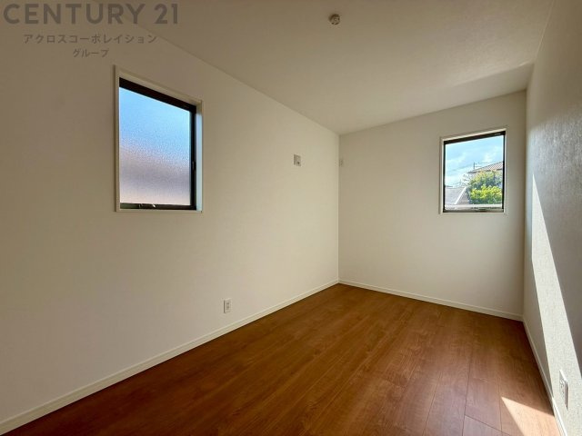 子供部屋…創造性や成長を促す遊びの空間を提供。学習や趣味に集中できる環境を整えます。個別のプライベートスペースは自己表現と自立心を育み、心地よい睡眠環境を整えリラックスできる場所を提供。