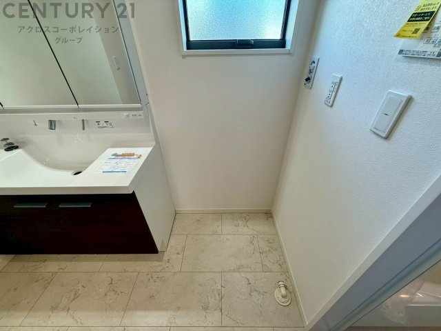 洗濯物の仕分け作業がしやすく、整理整頓が容易になります。洗濯音や湿気を他の部屋に持ち込まず、生活環境を快適に保ちます。上部を活用すれば収納スペースを確保でき洗剤や洗濯用品の整理もしやすくなります。