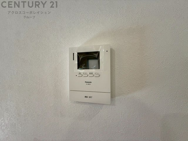 訪問者が来たときにテレビ画面で確認できるため、安心してドアを開けられます。録画機能があるものもあり、留守中に来訪者を記録しておくことができます。利便性が高く、セキュリティ面でも安心です。