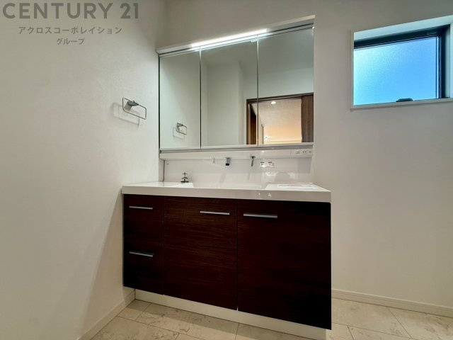化粧品や洗顔料、歯ブラシなどの必需品をまとめて置ける収納スペースがあり、使用するたびに取り出す手間が省けます。また、水回りのため、濡れても大丈夫な素材が使用されており、お手入れが簡単です。