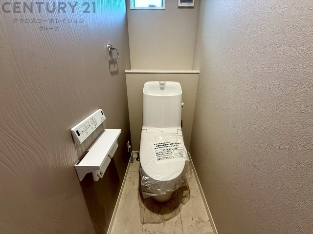 温水洗浄便座付トイレは温水洗浄機能により、暖かい水でおしりを洗浄することができ、冷たい水を使う従来の便座に比べ、温水洗浄機能で暖かいトイレを提供し、快適な使用を可能にします。