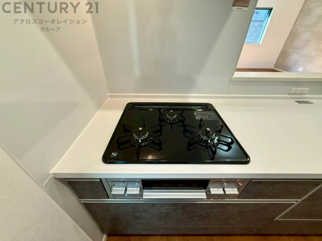 多数の調理器具を同時に使用でき、料理の効率化が可能。省エネで節約になり、様々な料理スタイルに適応できます。また、火力調整が独立しており、手入れや掃除もしやすく、今よりもっとお料理が楽しくなるかも。