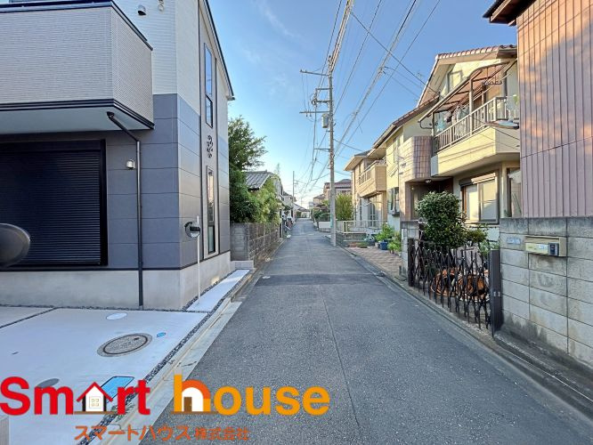 相模原市南区大野台5丁目の前面道路含む現地写真|お住まいの前面道路が広いと駐車が楽になり、陽当たりも遮られないので明るく居心地の良いお家になります♪