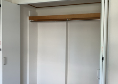 【収納】 | パークサイド南大沢３号棟 | デザイン性を重視しすぎて収納が少なかった！なんてことにならないため、事前に現地で収納の数を確認しておくことをお勧めします。クローゼット以外にも床下収納や屋根裏収納、パントリーなどもチェックしましょう。