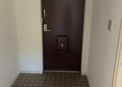 【玄関】 | パークサイド南大沢３号棟 | 玄関は家の顔でもあり、家族以外の目にも止まる場所です。玄関は外との間を仕切る扉、靴などをしまっておく収納スペース、靴脱ぎのたたきスペース、来客とのやり取りをするドアホンなど複数のアイテムからなります。