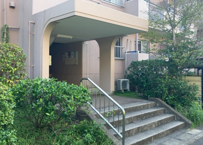 【エントランス】 | パークサイド南大沢３号棟 | マンションのエントランスには、もともと風よけや防犯の役割がありますが、マンションによって宅配ボックスなどの設備が備わっている所もあります。日々の生活をイメージしながら生活しやすさをチェックしましょう。