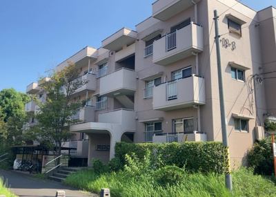 【現況写真】 | パークサイド南大沢３号棟 | 外観はマンション管理がされているかの目安になります。築年数が古いと、壁面は劣化してひび割れが生じることも！建物が古びていても細かいところが修繕されていると、きちんと管理されているなぁと感じるでしょう。