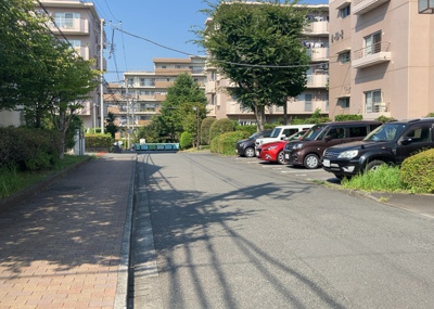 【駐車場】 | パークサイド南大沢３号棟 | 車一台あたりに必要なスペースは、標準サイズの普通自動車で横幅2m50cm、長さ5mは必要になります。ただし、乗降のことも考慮して横幅3m30cm、長さ5m50cmほどは確保できるところを選びましょう。