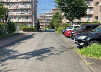 【駐車場】 | パークサイド南大沢３号棟 | 駐車場と明記されていても、最小スペースでつくられた駐車場だと大型車は駐車できなかったり、出入りしにくくなったりする可能性があります。お車のサイズと購入したい物件の駐車場のサイズを現地で確認しましょう。