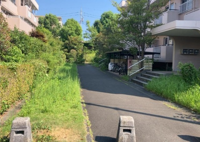 【庭】 | パークサイド南大沢３号棟 | 物件によっては、入居者が個人的に使用できる専用庭がついているものもあります。また、住宅の中にある土間の部分を庭と呼ぶこともあります。庭の用途は住む人によって変わり、それによってデザインもさまざまです。