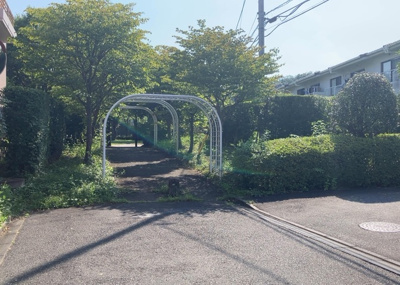 【中庭】 | パークサイド南大沢３号棟 | 中庭（パティオ）とは、一つの建築物の内部に設けられた、壁などで囲われている庭のことを指します。コの字型、ロの字型が主流ですが、L字型の中庭もあります。最近では、インテリア性の高さからも人気があります。