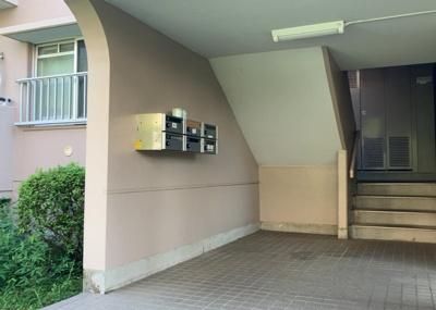 【設備】 | パークサイド南大沢３号棟 | エントランス付近に設置されている集合ポストは、住んでいる部屋と離れているため、ポストをあさるなど誰かに何かされていても被害に気づきにくいです。入居する時には他人に特定されにくい番号で鍵をかけましょう！