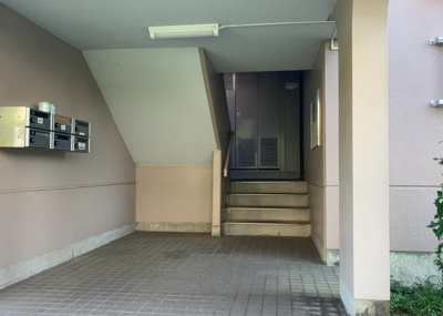 【受付】 | パークサイド南大沢３号棟 | 受付はマンションコンシェルジュがいる場合もあれば、管理人が滞在する小部屋を総称して呼ぶことがあります。主にエントランスに設置されていることから、防犯面でも期待ができます。防犯設備がない場合はより安心！