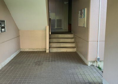 【ロビー】 | パークサイド南大沢３号棟 | ロビーというと、エントランスと何がちがうの？と思いますよね。実はロビーとエントランスには明確な決まりはありません。物件によっては、エントランスを入って広がるある程度の広さのある空間がロビーとなります。