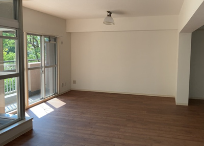 【ダイニング】 | パークサイド南大沢３号棟 | ダイニングは、食事や家族の団らんスペースとしてだけではなく、ほかの用途としても使用することができます。ダイニングテーブルを置き、食事のためのスペースを作ることでリビングとの差別化を図ることができます。