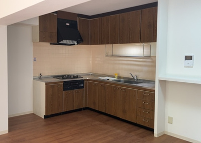 【キッチン】 | パークサイド南大沢３号棟 | L型アイランドタイプは、キッチンからダイニングにもリビングにも目が行き届くので、とても使いやすい配置です。L字型独立タイプは、キッチンを独立させてるためLDKというよりもLDといった様なイメージです。