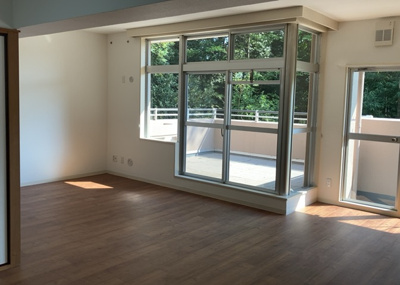 【居間・リビング】 | パークサイド南大沢３号棟 | 直線タイプはLとDKを一直線に並べた形で対面キッチンのタイプです。一般的なのでよく見かけるかもしれません。直線タイプに似た直接アイランドタイプは、キッチンとダイニングの間に壁がない分広く感じられます。