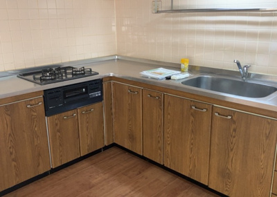 【キッチン】 | パークサイド南大沢３号棟 | 標準的なシステムキッチンの横幅は、165cm～300cm程度です。2100・2400・2550・2700などミリ単位で表記されます。普段どのように料理をするのかを想定しながら合ったサイズを選びましょう