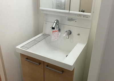 【独立洗面台】 | パークサイド南大沢３号棟 | 洗面化粧台では顔を洗ったり、身だしなみを整えることが本来の使い方ですが、用途によっては洗面化粧台に求められる機能が違ってくるため、ご自身や家族のライフスタイルに合ったものを選ぶことをおすすめ致します。