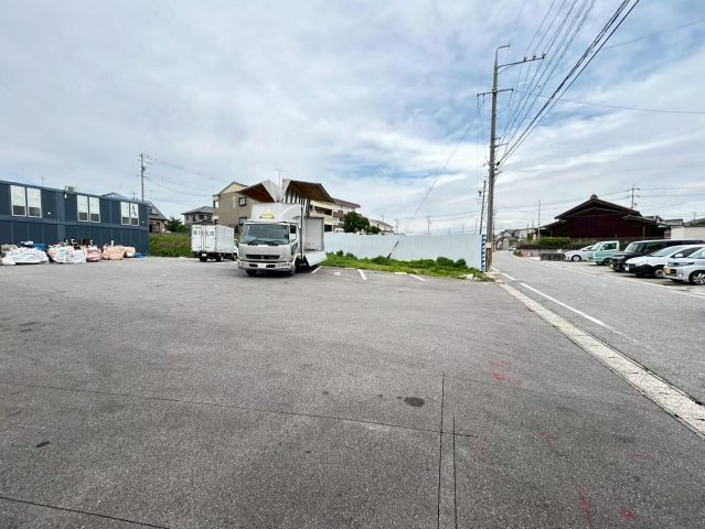 高浜市論地町1丁目貸工場の駐車場