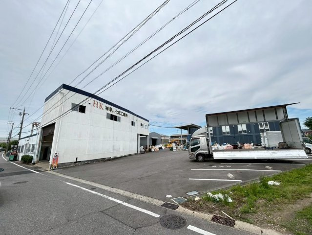 高浜市論地町1丁目貸工場の駐車場