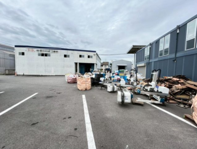 高浜市論地町1丁目貸工場の駐車場