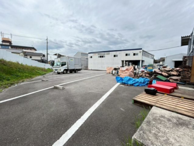 高浜市論地町1丁目貸工場の駐車場