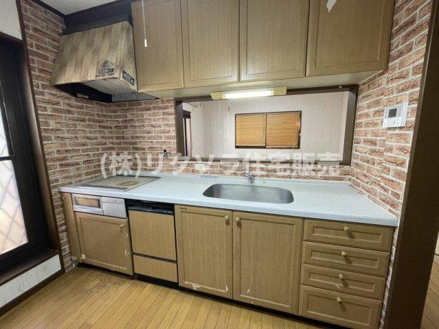 津田東町3丁目　中古一戸建てのキッチン|IHクッキングヒーター
■物件内覧・資金計画相談・住宅ローン相談、リフォーム相談、お問合せ受付中■
※当日・翌日のご内覧、ご相談はお電話でのお問合せがスムーズです！