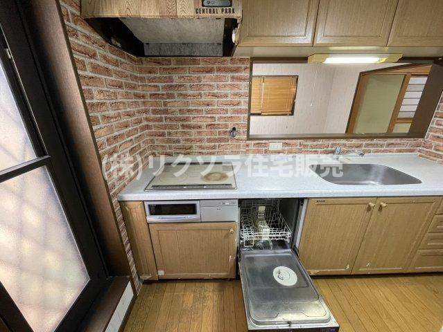 津田東町3丁目　中古一戸建てのキッチン|食器洗い乾燥機付き
■物件内覧・資金計画相談・住宅ローン相談、リフォーム相談、お問合せ受付中■
※当日・翌日のご内覧、ご相談はお電話でのお問合せがスムーズです！