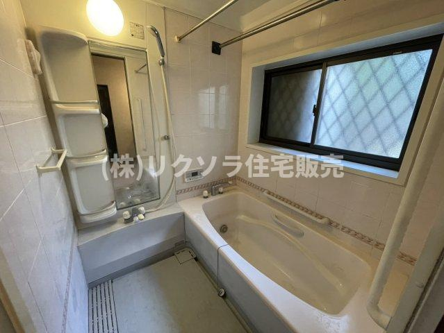 津田東町3丁目　中古一戸建ての浴室|浴室乾燥機・窓付き
■物件内覧・資金計画相談・住宅ローン相談、リフォーム相談、お問合せ受付中■
※当日・翌日のご内覧、ご相談はお電話でのお問合せがスムーズです！