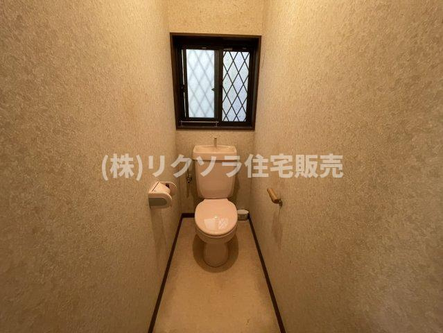 津田東町3丁目　中古一戸建てのトイレ|1階
■物件内覧・資金計画相談・住宅ローン相談、リフォーム相談、お問合せ受付中■
※当日・翌日のご内覧、ご相談はお電話でのお問合せがスムーズです！