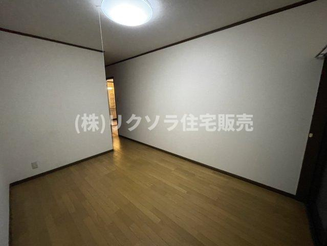 津田東町3丁目　中古一戸建ての寝室|洋室7.0帖
■物件内覧・資金計画相談・住宅ローン相談、リフォーム相談、お問合せ受付中■
※当日・翌日のご内覧、ご相談はお電話でのお問合せがスムーズです！