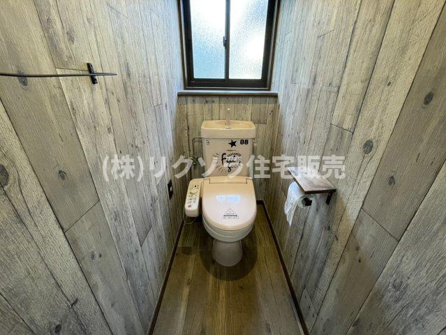 津田東町3丁目　中古一戸建ての設備|2階トイレ　温水洗浄便座付き
■物件内覧・資金計画相談・住宅ローン相談、リフォーム相談、お問合せ受付中■
※当日・翌日のご内覧、ご相談はお電話でのお問合せがスムーズです！