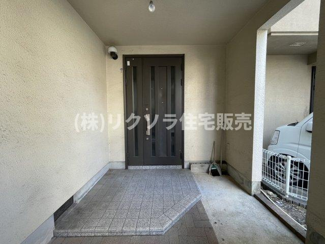 津田東町3丁目　中古一戸建ての玄関|門・ポーチ付き
■物件内覧・資金計画相談・住宅ローン相談、リフォーム相談、お問合せ受付中■
※当日・翌日のご内覧、ご相談はお電話でのお問合せがスムーズです！