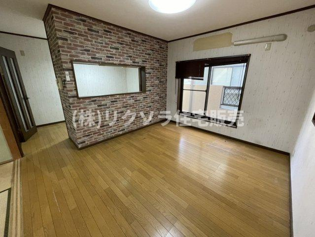 津田東町3丁目　中古一戸建ての居間・リビング|LDK12帖
■物件内覧・資金計画相談・住宅ローン相談、リフォーム相談、お問合せ受付中■
※当日・翌日のご内覧、ご相談はお電話でのお問合せがスムーズです！