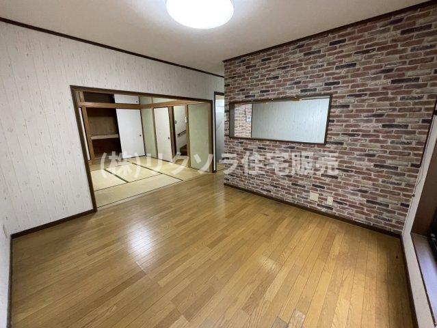 津田東町3丁目　中古一戸建ての居間・リビング|LDK12帖
■物件内覧・資金計画相談・住宅ローン相談、リフォーム相談、お問合せ受付中■
※当日・翌日のご内覧、ご相談はお電話でのお問合せがスムーズです！