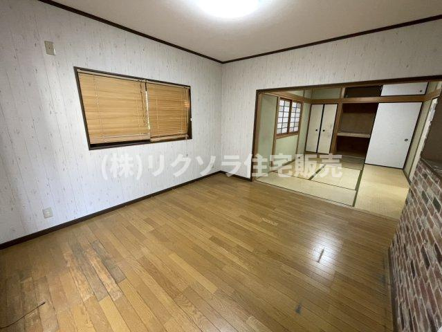 津田東町3丁目　中古一戸建ての居間・リビング|LDK12帖
■物件内覧・資金計画相談・住宅ローン相談、リフォーム相談、お問合せ受付中■
※当日・翌日のご内覧、ご相談はお電話でのお問合せがスムーズです！