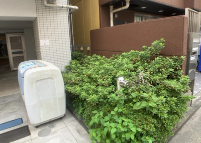 【中庭】 | プレセダンヒルズ八王子 | 中庭（パティオ）とは、一つの建築物の内部に設けられた、壁などで囲われている庭のことを指します。コの字型、ロの字型が主流ですが、L字型の中庭もあります。最近では、インテリア性の高さからも人気があります。