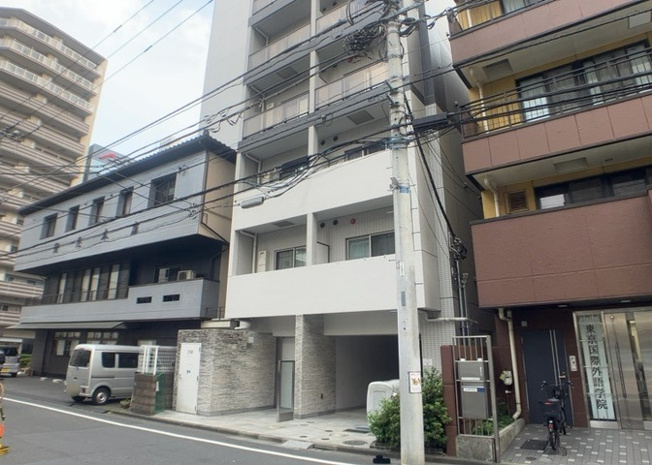 【現況写真】 | プレセダンヒルズ八王子 | 道幅が広い場所は日当たりや風通が良好です。幅が広いのですれ違いも可能ですし大きな車でも駐車可能！一方で、大型車が通ることも多くなるため交通量の増加により騒音に繋がります。また土地の値段が高くなります。