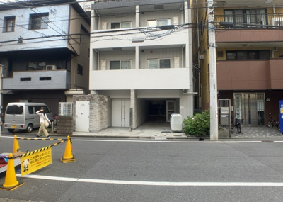 【外観】 | プレセダンヒルズ八王子 | 外観はマンション管理がされているかの目安になります。築年数が古いと、壁面は劣化してひび割れが生じることも！建物が古びていても細かいところが修繕されていると、きちんと管理されているなぁと感じるでしょう。